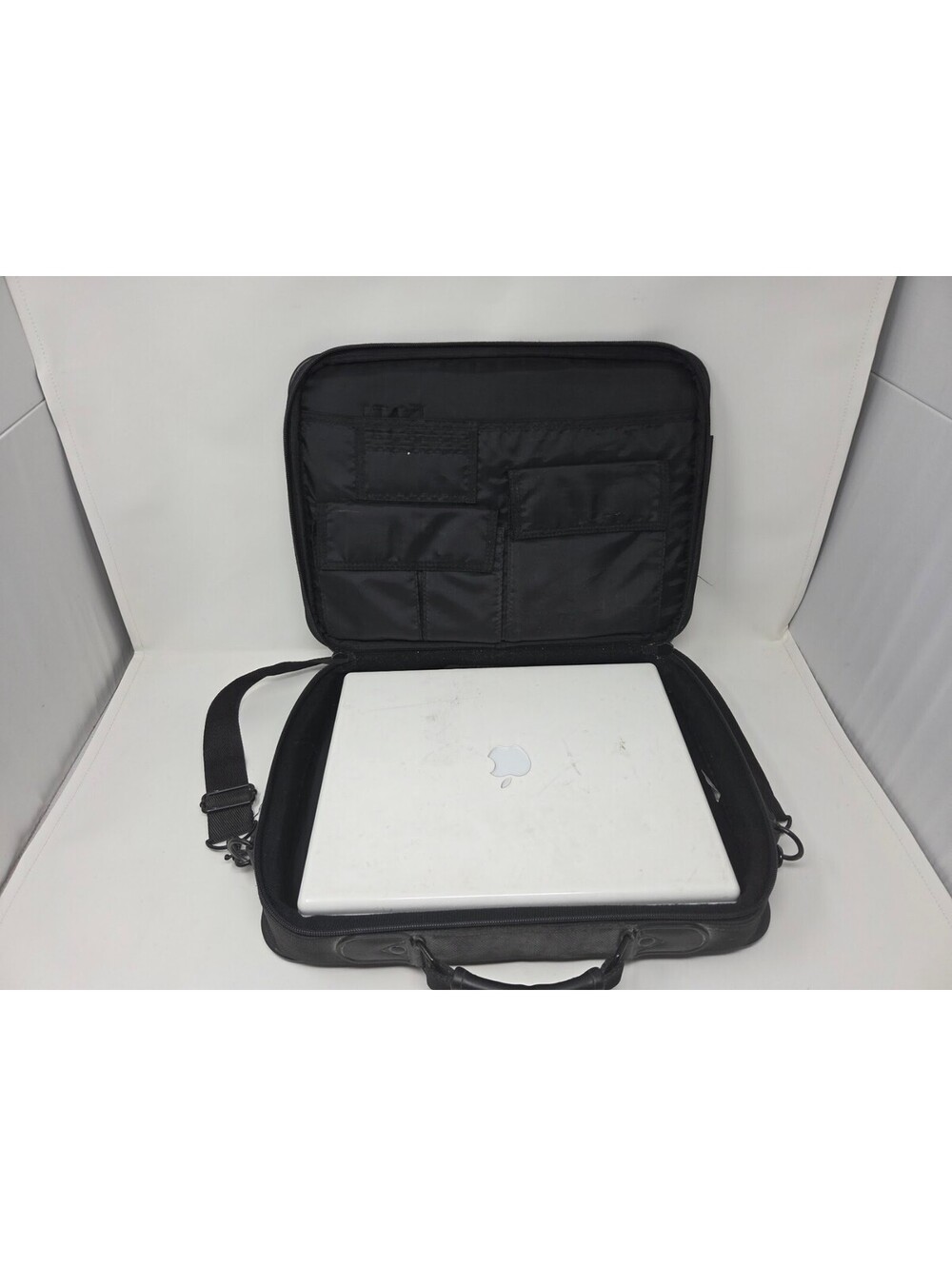 Apple IBook G4 Laptop With Carrying Case Shoulder Strap & Built In Keyboard
